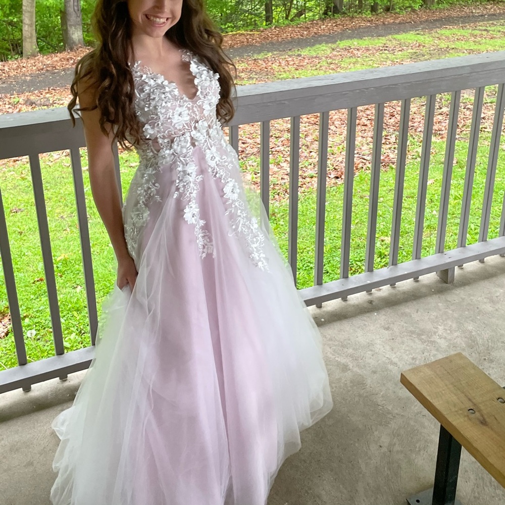 Elegant Pink and White Floral Gown - Picture 3 of 16